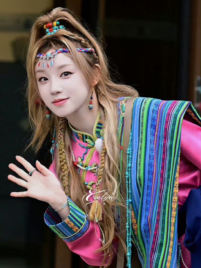 宋雨琦今天跑男穿了粉色藏服好美啊[期待]抹额束发眼前一亮✨ ​​​