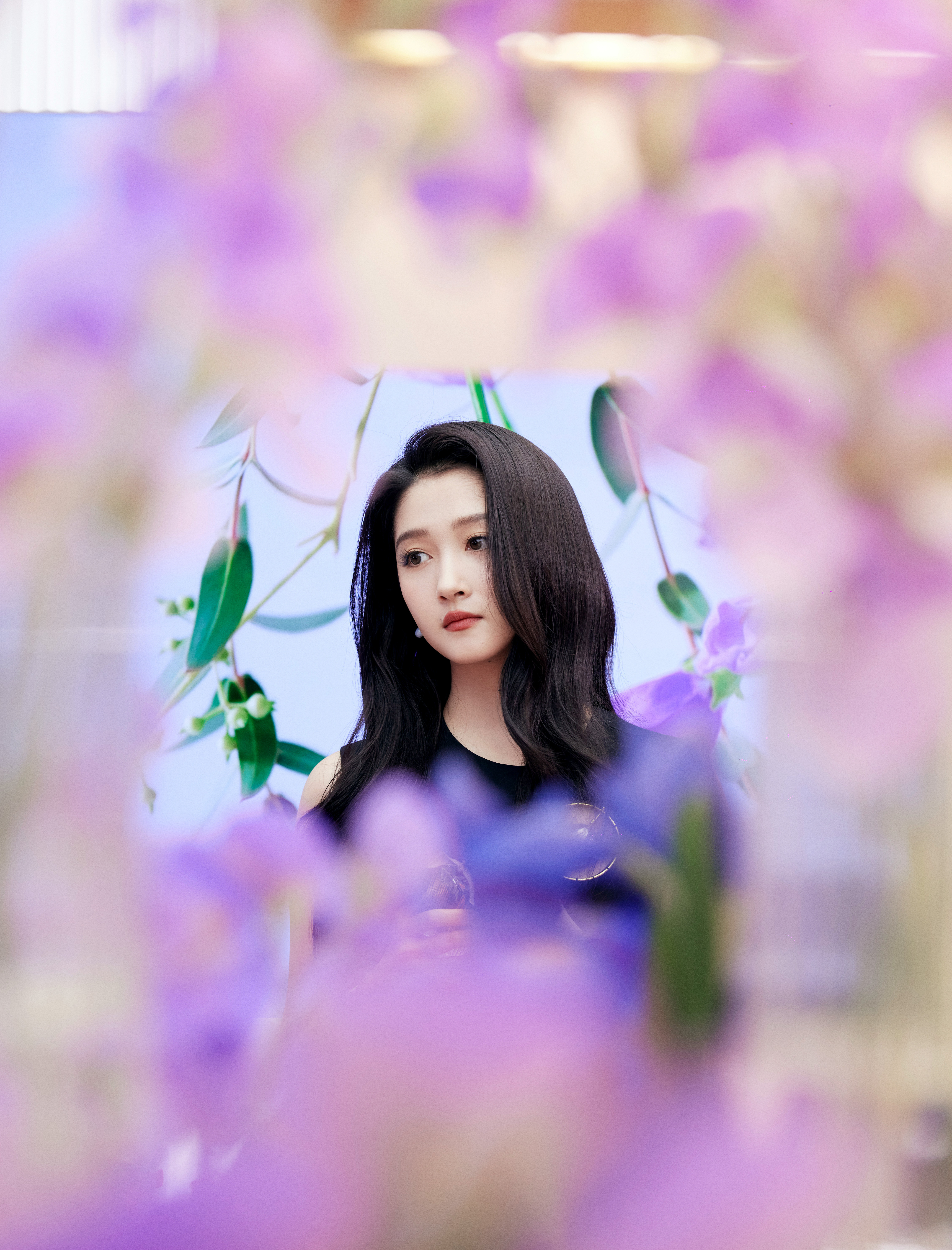 #关晓彤[超话]##关晓彤无袖黑裙#  海风带着花的芬芳，一花一木，唯美仙境。#