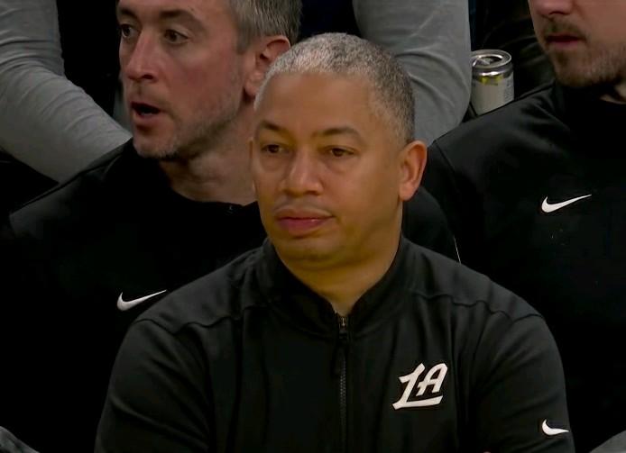 泰伦卢临场能力再度遭质疑：

在快船客场挑战独行侠的末节比赛中：快船末节领先独行