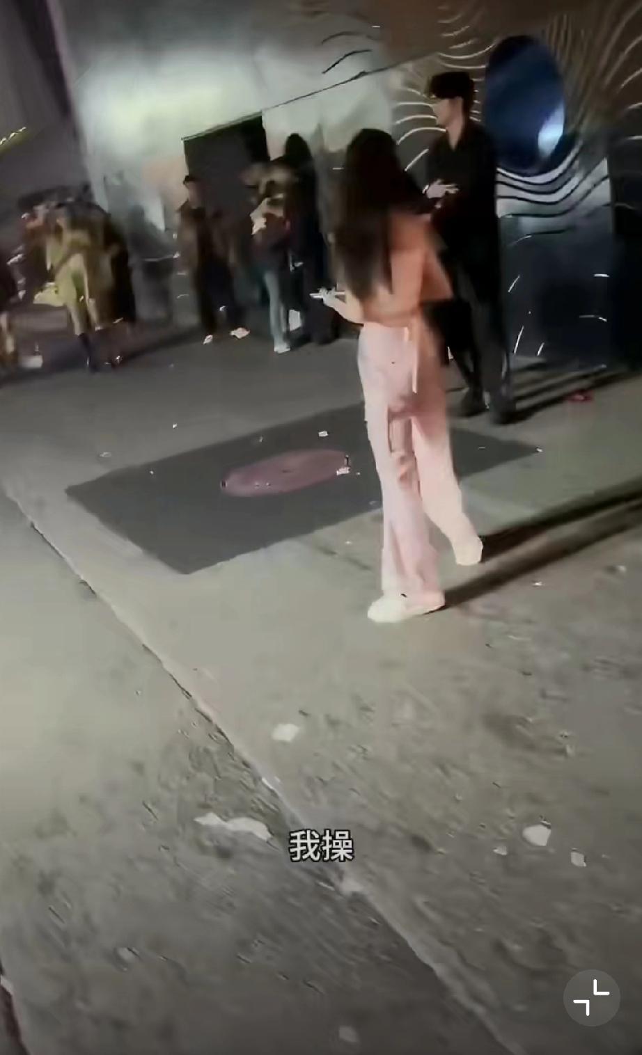 网友：男的是男模，黑衣女是客人，白衣女是男模对象。
男模被客人带出去，刚好被男模