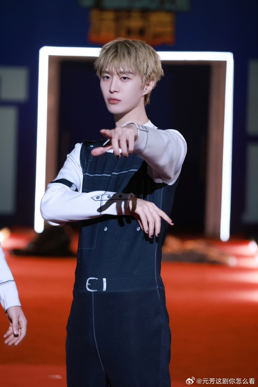 给范丞丞一个苗子还你一个摇子范丞丞来宇闪当摇子谁还没被范丞丞的摇子时刻笑到！在《