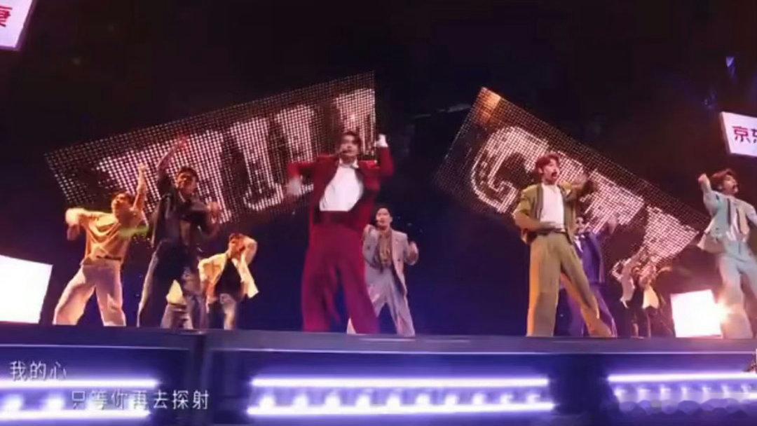 颜安被话筒打到门牙🫠谁能预料这种状况！颜安沉浸式耍帅摆动作，一个转身被话筒打到