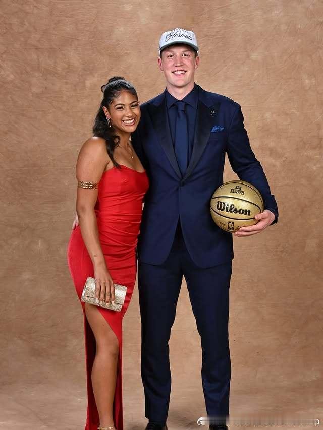 Kon Knueppel和他的女友2025nba选秀NBA[超话] ​​​