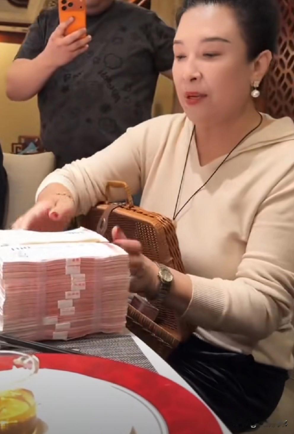 佑妈当众拿50万现金交给儿媳，崔阿扎一句承诺另佑妈感到：值了！

       