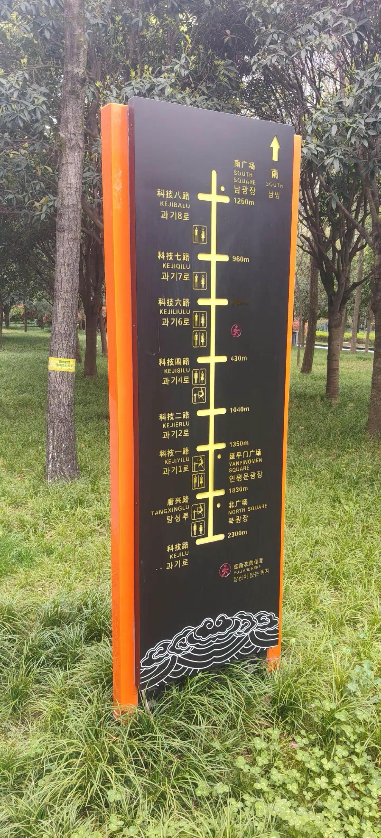 公园非常大，基本上是沿着隋唐古城墙遗址修建的，古今融合，风格独特，跑道就像个大花