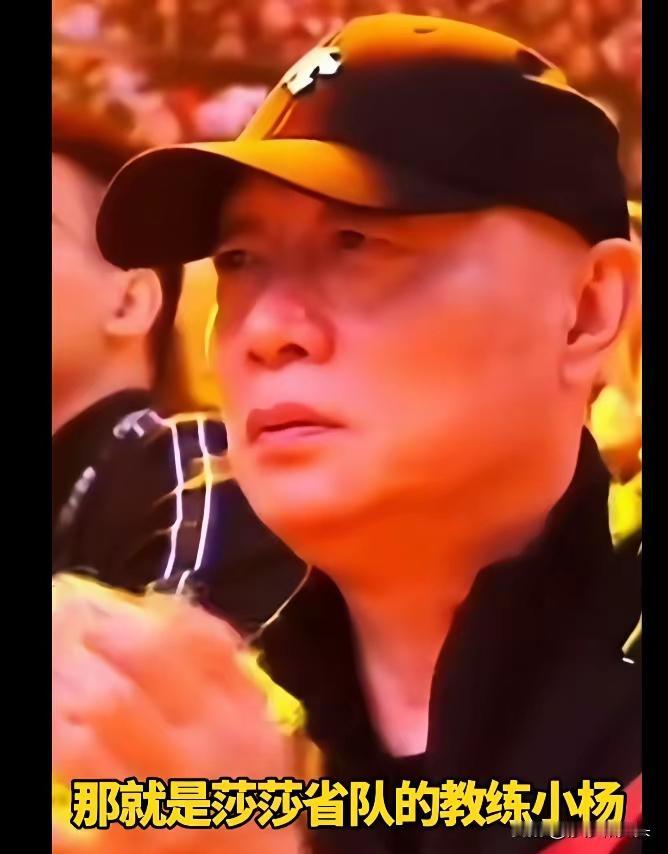 小杨的眼里似乎有泪
那一刻他在为莎莎陶醉
胜不骄
败不馁
莎莎的乒乓之路
永不后