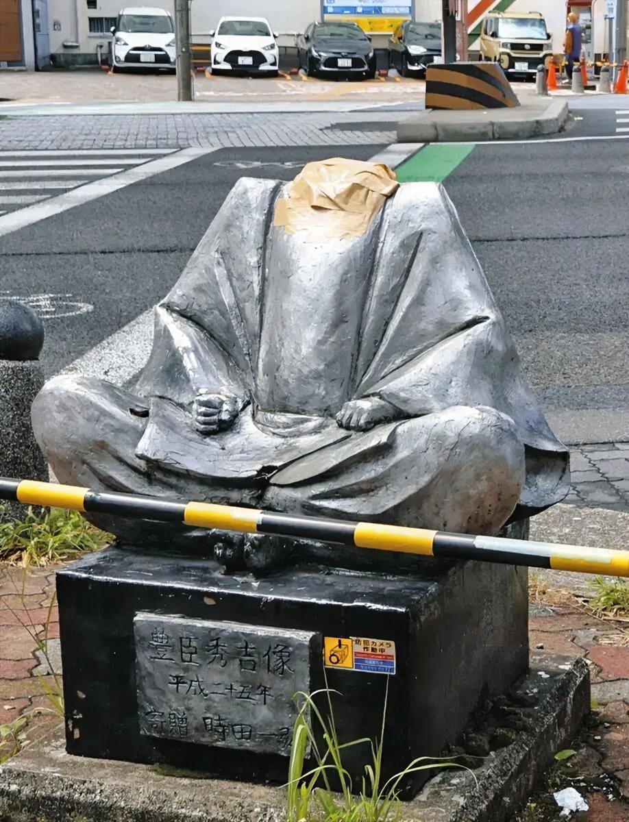 日本“丰臣秀吉”雕像被“斩首”。
2025年8月19日深夜，日本爱知县名古屋市西