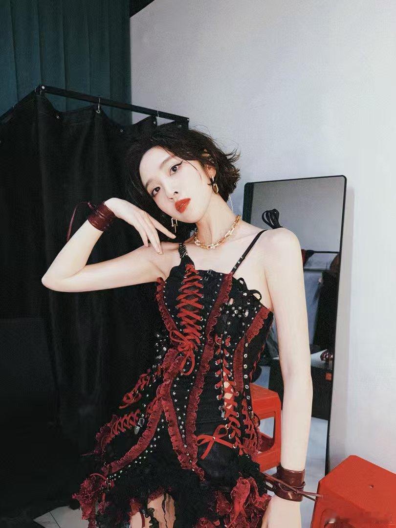 唐艺昕开头没偷摸骂我两句吧乘风2026 循环翻看舞台名场面，唐艺昕嘴型变幻莫测，