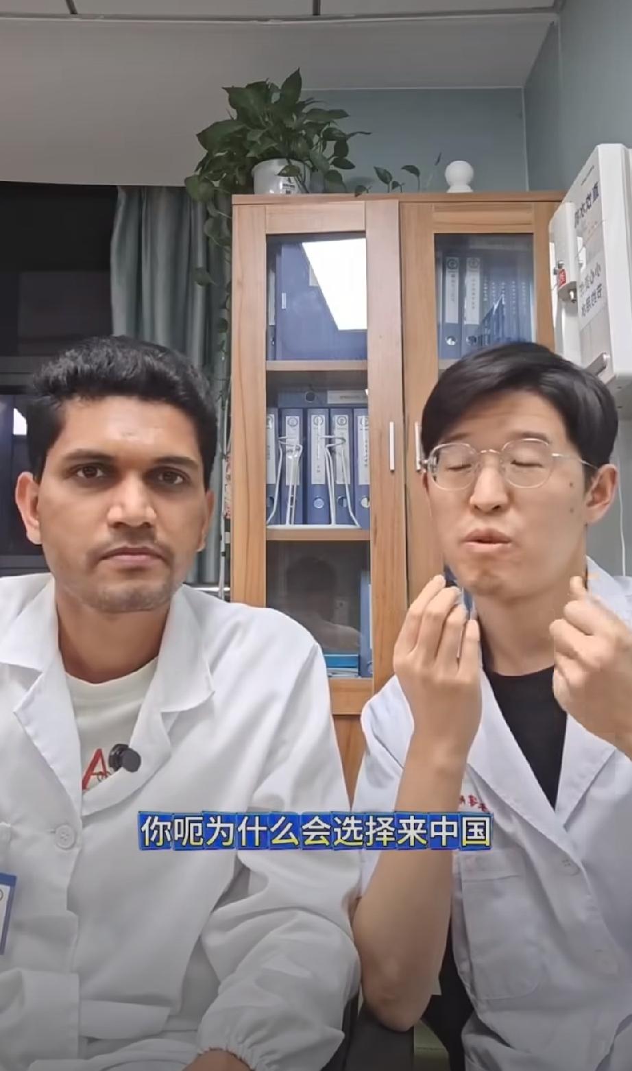 这个印度留学生学习中文已经通过五级考试，他的梦想是考上中国的职业医师，留在中国成