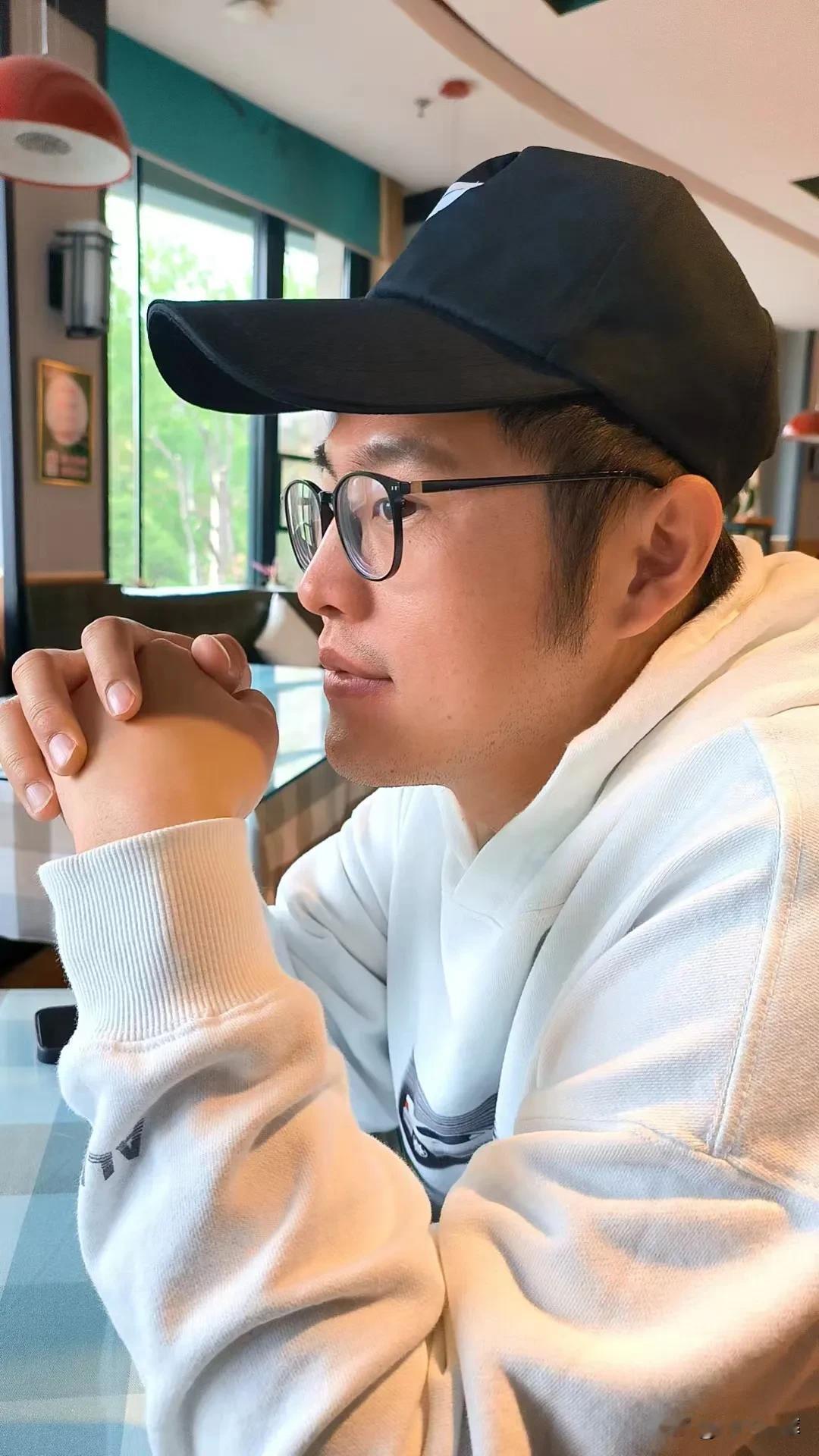 参加奔驰小越野试驾之余，在昌平见了多年的老同学。同学情真的很特别，若干年后仍是彼
