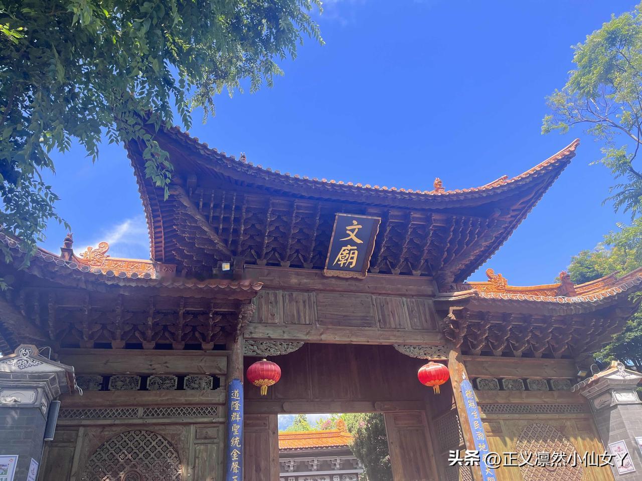 今天早上风驰电掣一样在大理古城被导游带着转了一圈……[捂脸]
     一路上没