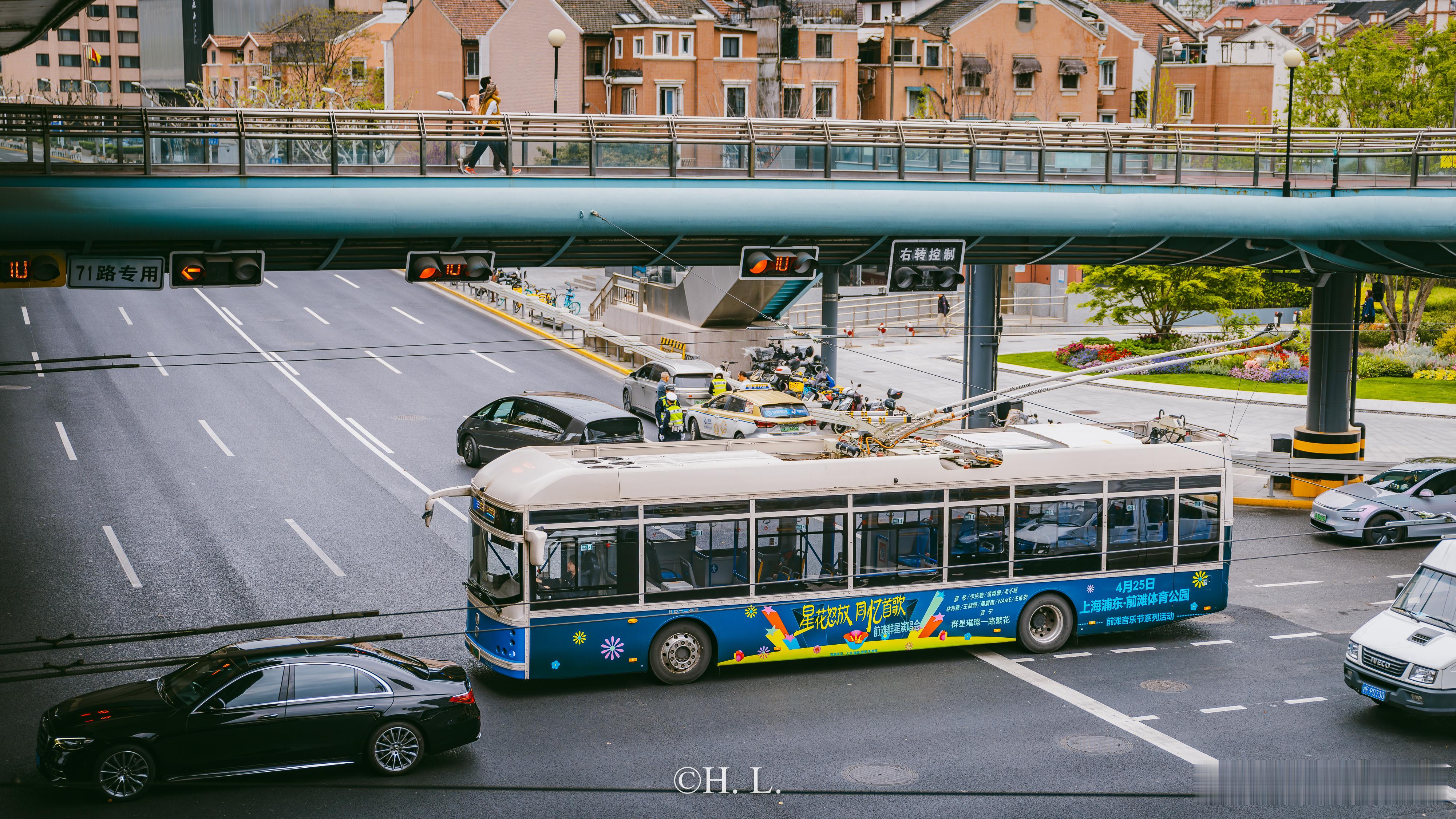 15路也上了前滩音乐节广告。15路无轨电车0035号、0041号。 