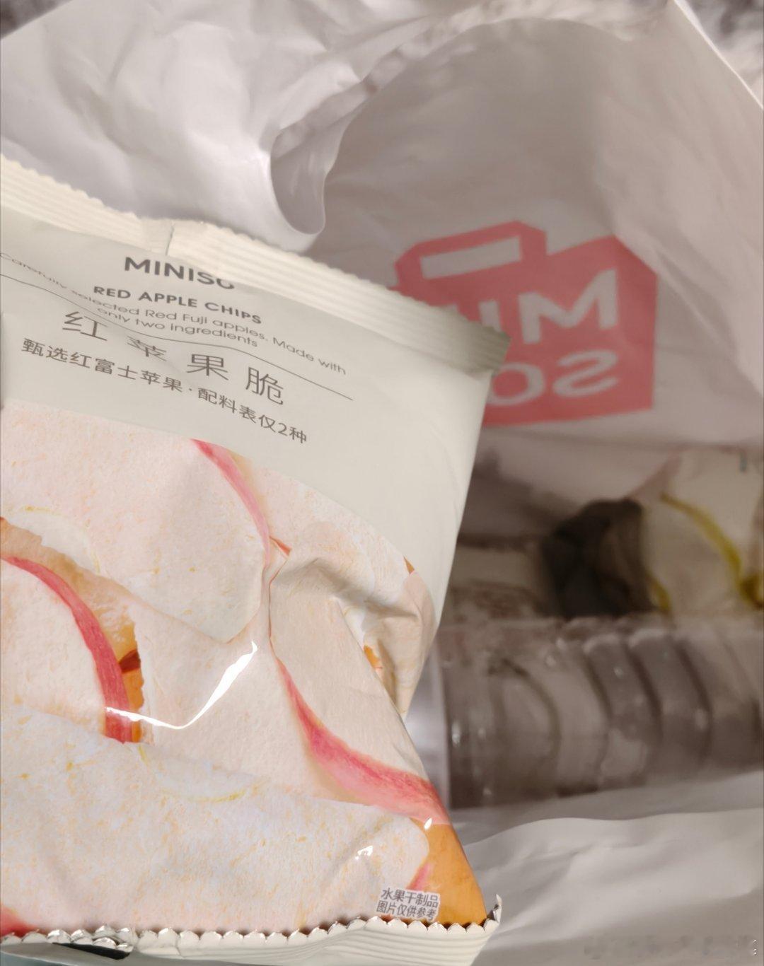 卧槽。miniso这个苹果脆太特麽好吃了吧 ​​​
