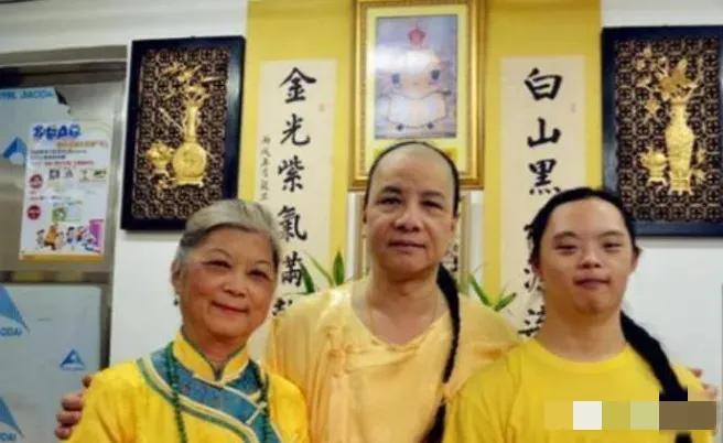 “把故宫还给我家”！2005年，多尔衮10世孙在火车站大闹，要求国家归还故宫。