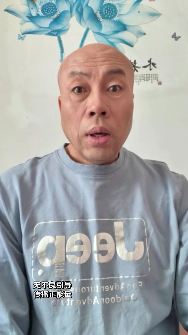 在山东日照莒县的参军送兵现场，父亲背着年迈的爷爷，坚定地走向即将踏上军旅征程的孙