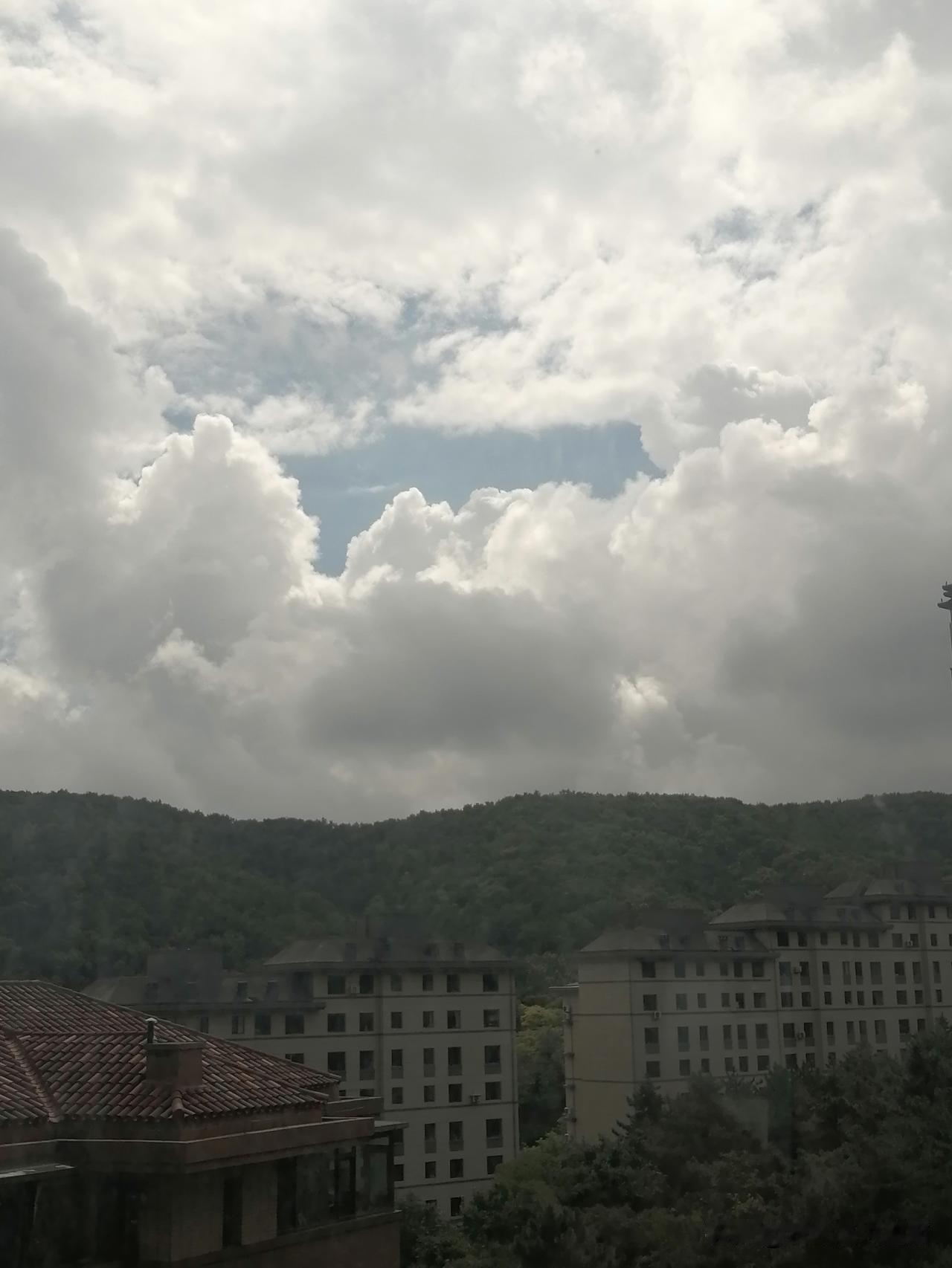 晨练随拍天空变换…它们很自在洒脱，一会儿云团锦簇，一会儿变换成崇山峻岭；一会儿云
