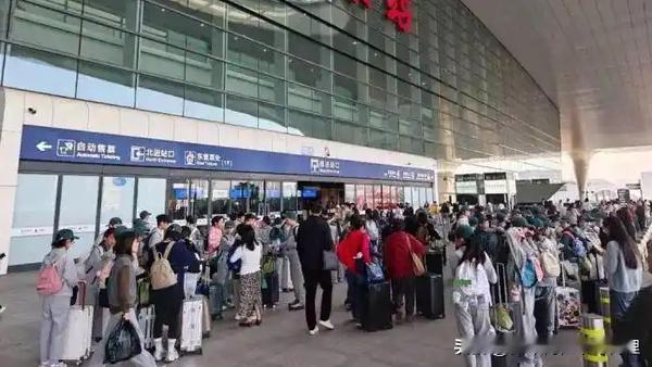 浙江春假开启“错峰出游潮”，杭州东站6点半就被“小游客”占满
2026年是浙江全
