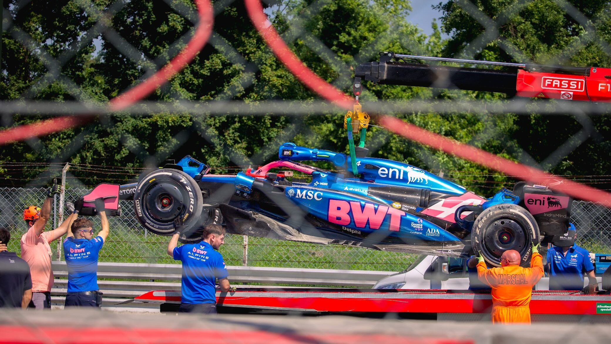 F1 乌戈丘库在蒙扎赛道首次驾驶F1赛车进行TPC测试时冲出赛道 