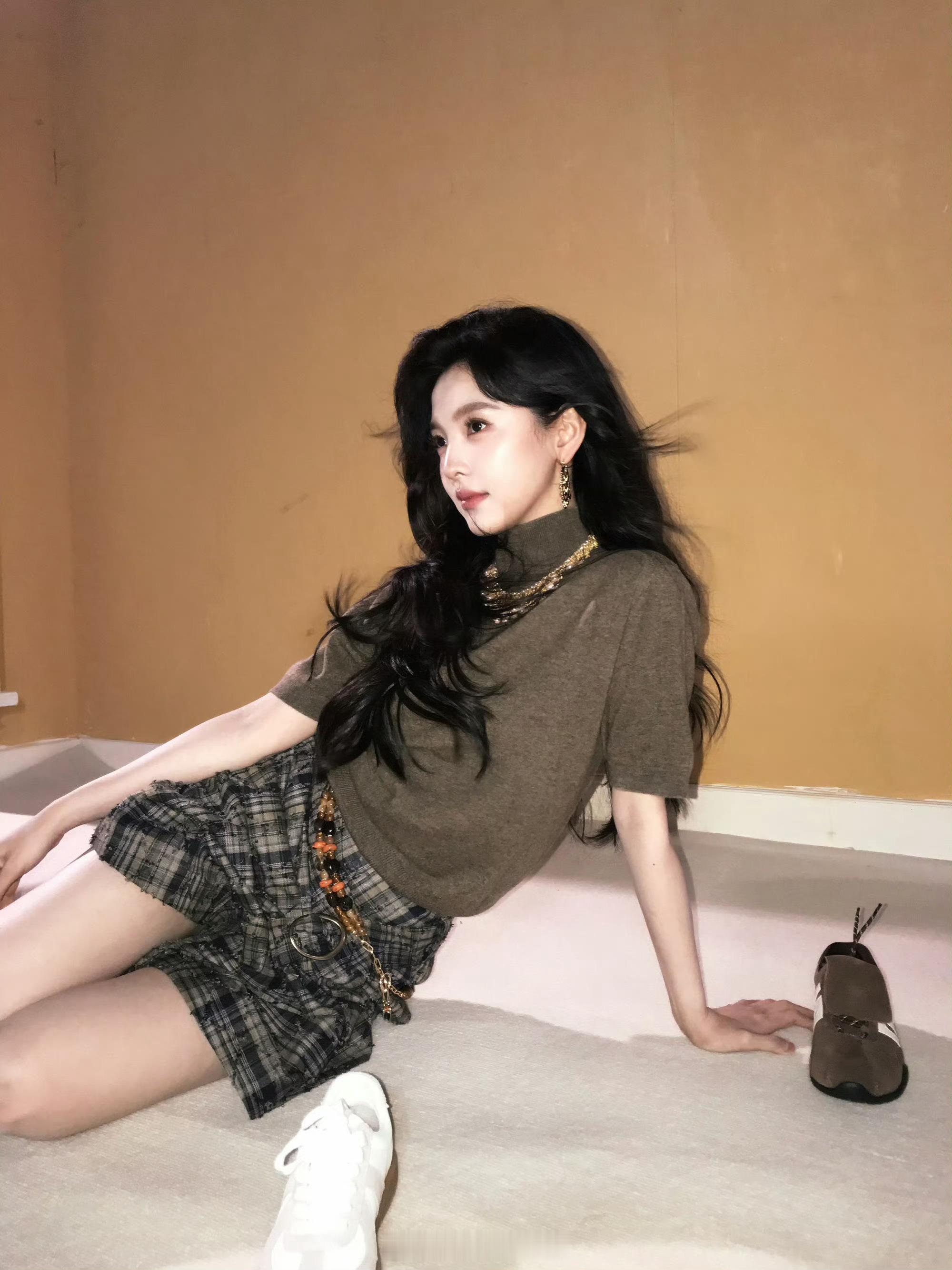 章若楠这身美拉德色系穿搭，好有氛围感的早秋搭配 ​​​