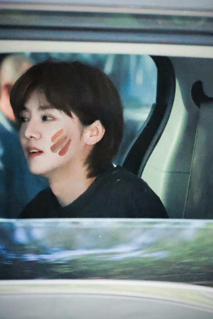 鹿晗今日录制五哈路透🈶  还摇下车窗和粉丝打招呼了！！！一侧的脸颊还有三道印子