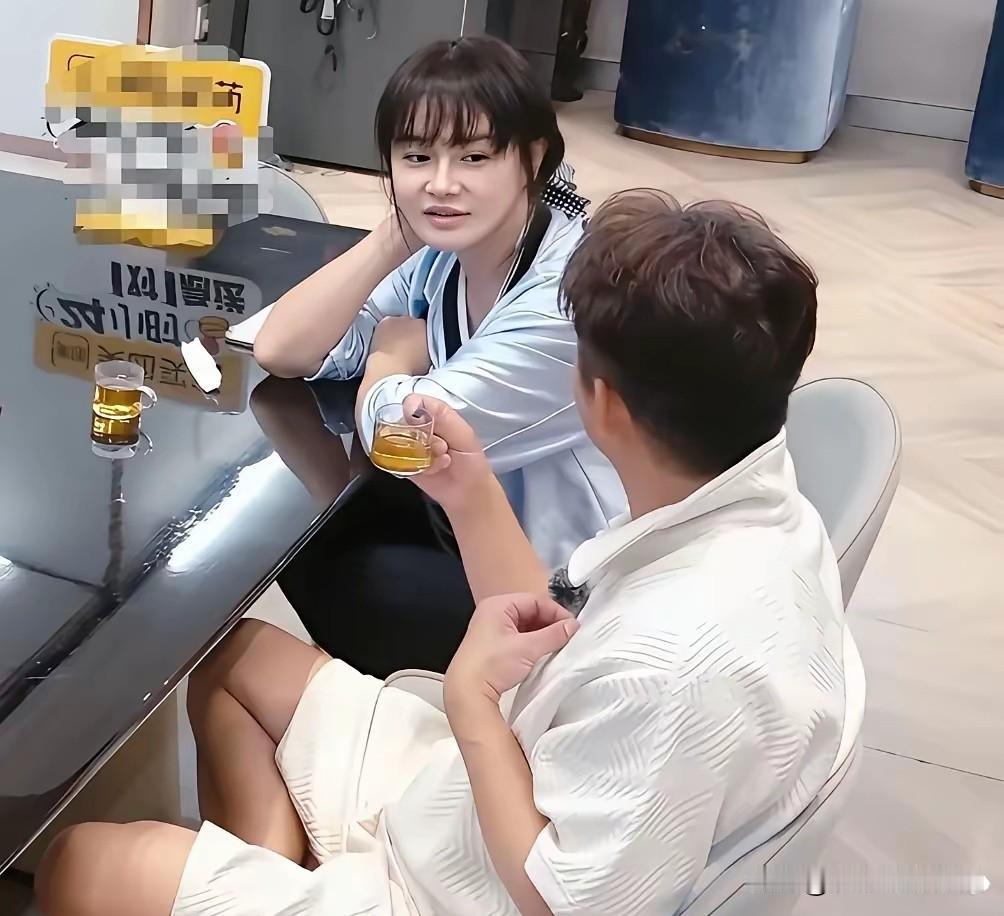 冉莹颖说，建立一个家庭基金公共账户，然后一起还债，邹市明提议，你还你朋友，我还我