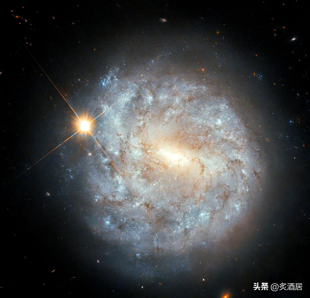 这是哈勃太空望远镜公布的最新图片~～

在室女座中，一颗明亮的恒星与一个璀璨的旋