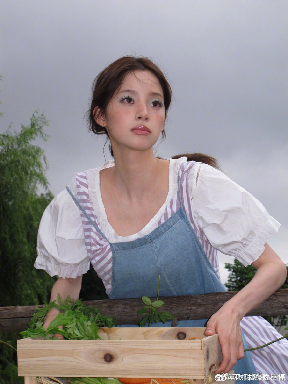 欧阳娜娜美商欧阳娜娜被网友称作内娱美商天花板，她不局限于穿搭，还搭建起完整审美体