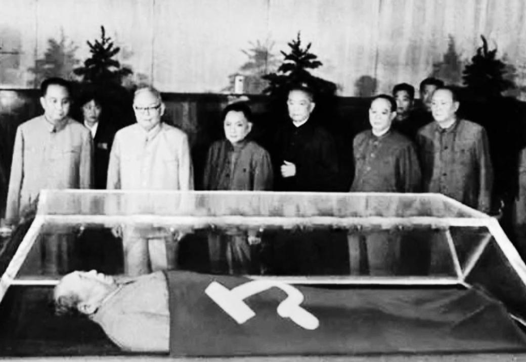 1976年，毛主席去世，当华国锋赶到中南海时，毛主席已无呼吸，情急之下，华国锋迅