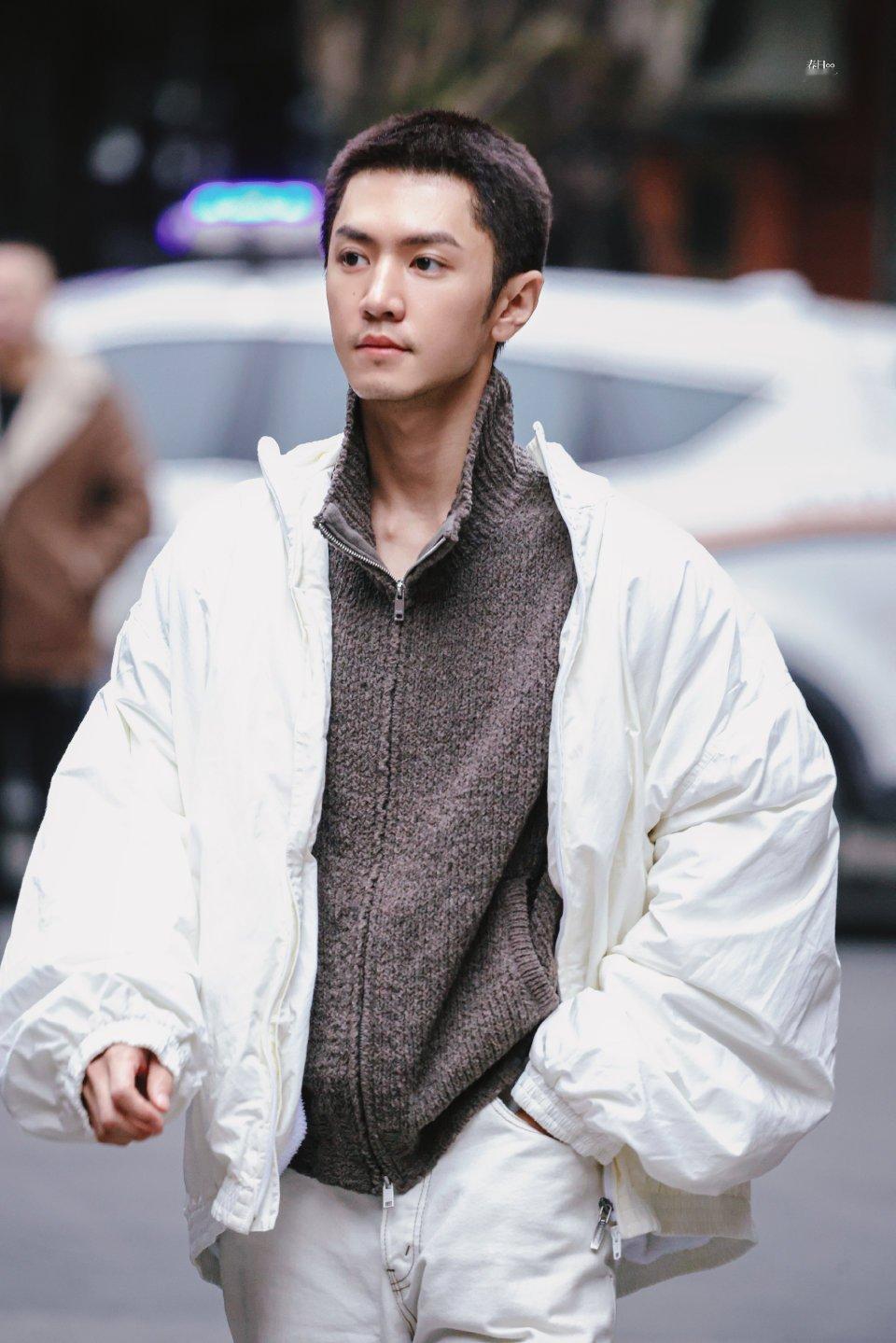 陈哲远新剧路透🈶又拽又帅的穿着酒店拖鞋出现在大家面前