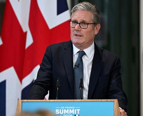 英国首相斯塔默原计划在明年1月底访问中国，却因为一次讲话中无端指责中国对英国国家