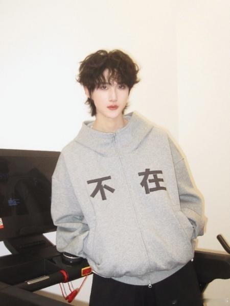 黄朔章鱼哥梦男细节里全是温柔偏爱，黄朔作为章鱼哥梦男实锤，官宣画面特意突出章鱼哥