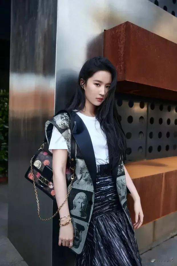 美貌与才华并存!刘亦菲写真曝光,内娱第一尤物实至名归!

美貌与才华并存！刘亦菲