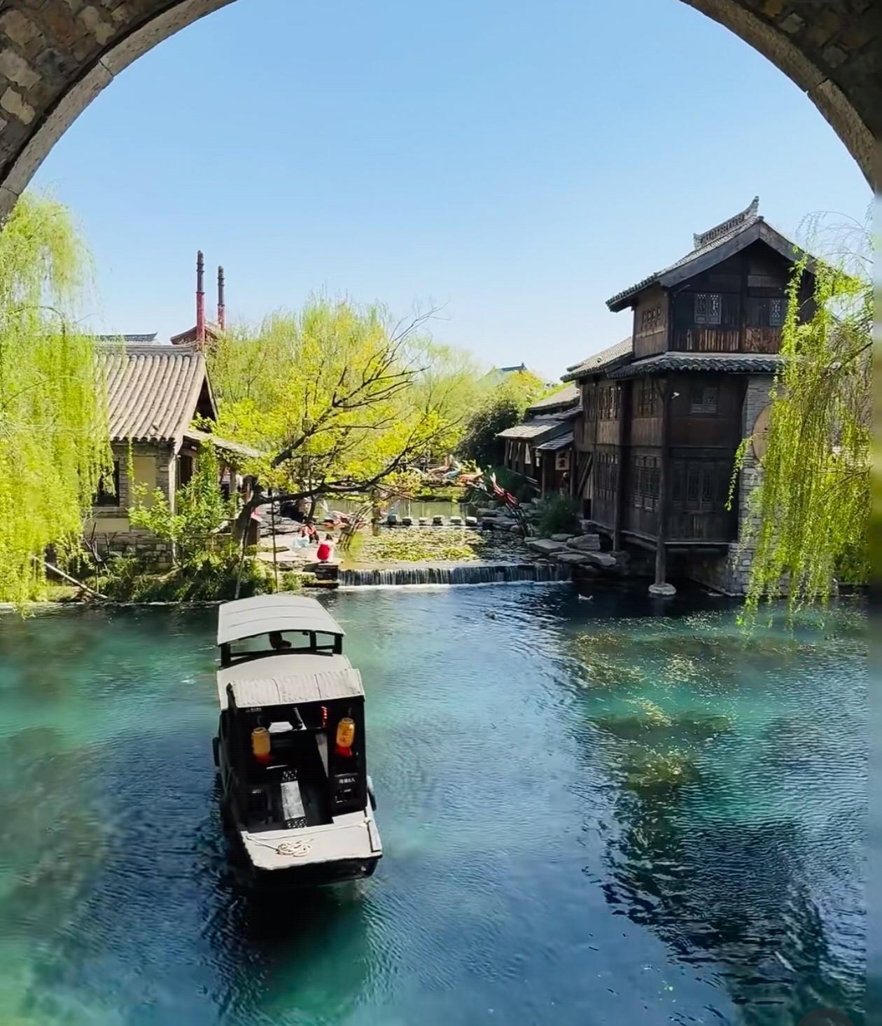 听退休媒婆一句劝，找对象真别只盯着“努力上进”，家境底色太重要了。很多人觉得寒门