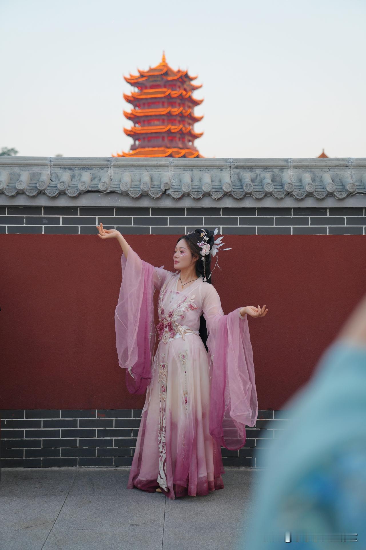 当汉服不再只藏于博物馆的展柜，而是穿在寻常百姓的身上，踩在熙熙攘攘的街头，这便是