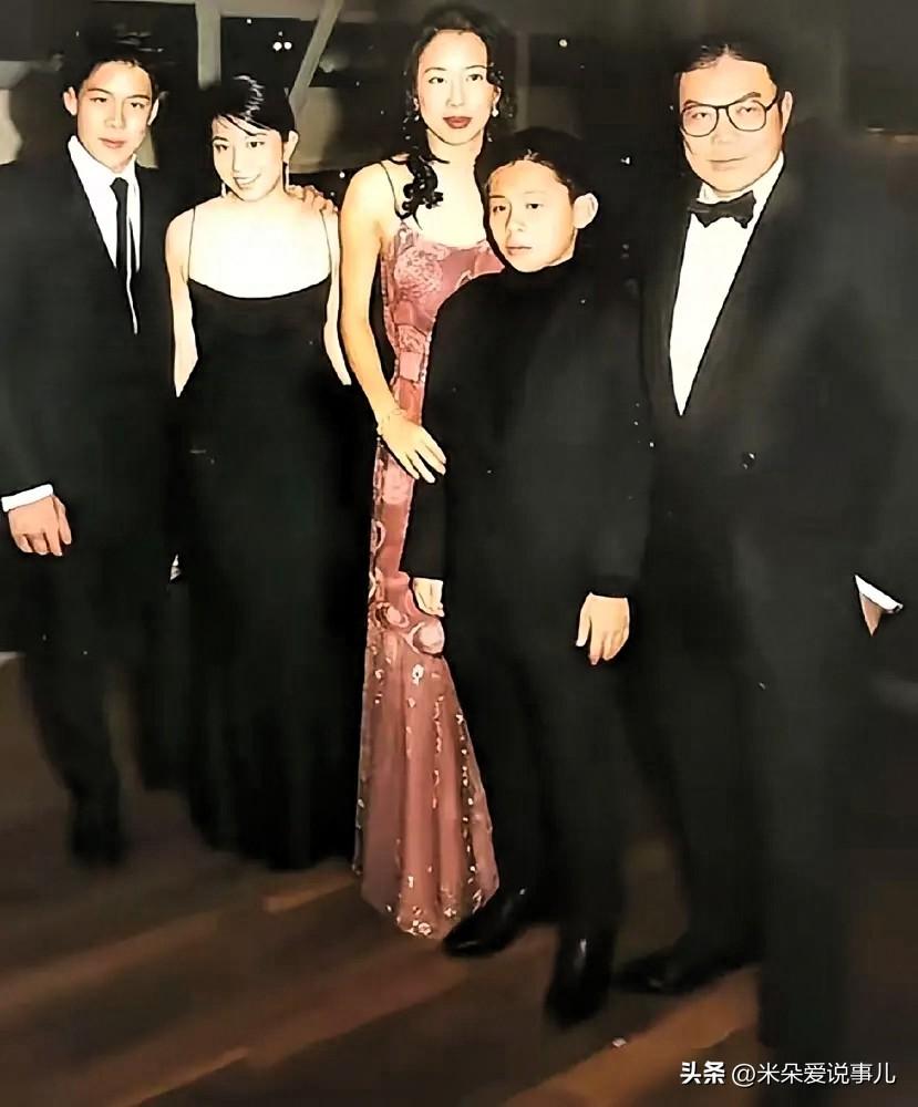 霍启刚和吕庆欣是港媒早年的一对儿恋人。恋爱的时候，两人都是高调的，甚至被港媒称为