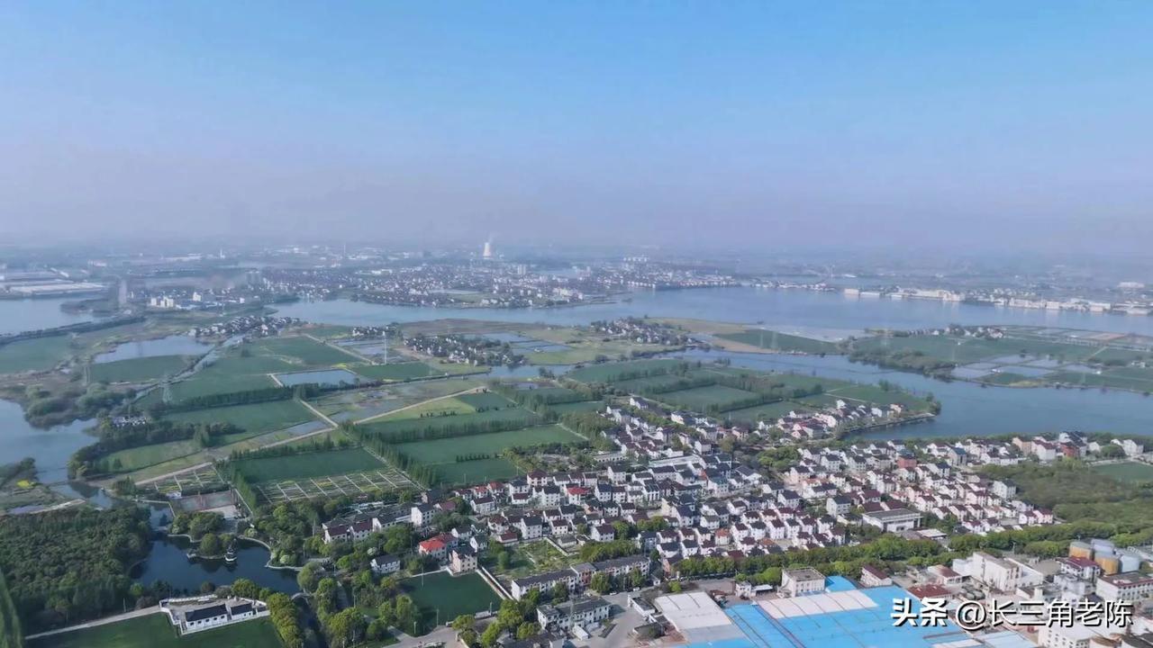 《沪苏湖高铁通车运营渐近，苏州南站工地热火朝天》
 在时光的脚步悄然迈向 202