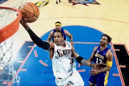 除了伟大的“篮球之神”迈克尔-乔丹，你认为NBA历史上还有谁能将四届得分王“答案