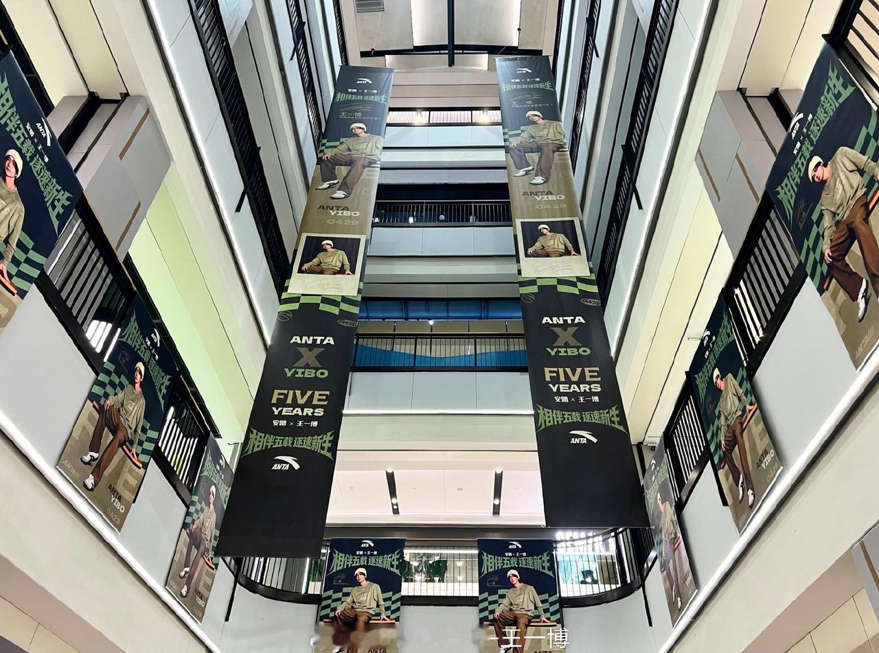 安踏太棒了👏🏻🎉周年仪式感被安踏妥妥拿捏住了🤏🏻。
上赛赛车场周边痛楼