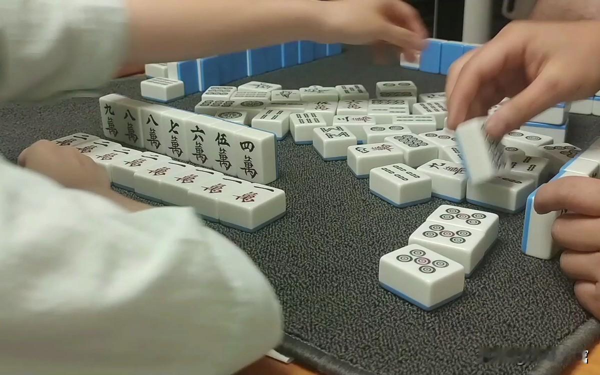 湖北，一女子和丈夫，以及亲友6人开了一间房打麻将，中途上浴室洗澡时，发现热水器没