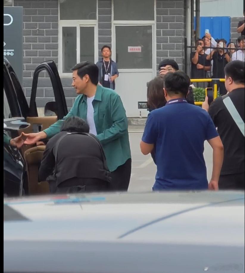 雷军为澎程车主开车门 雷军对外形象的亲和力的确拉满了。给车主开关车门，弯腰和小朋