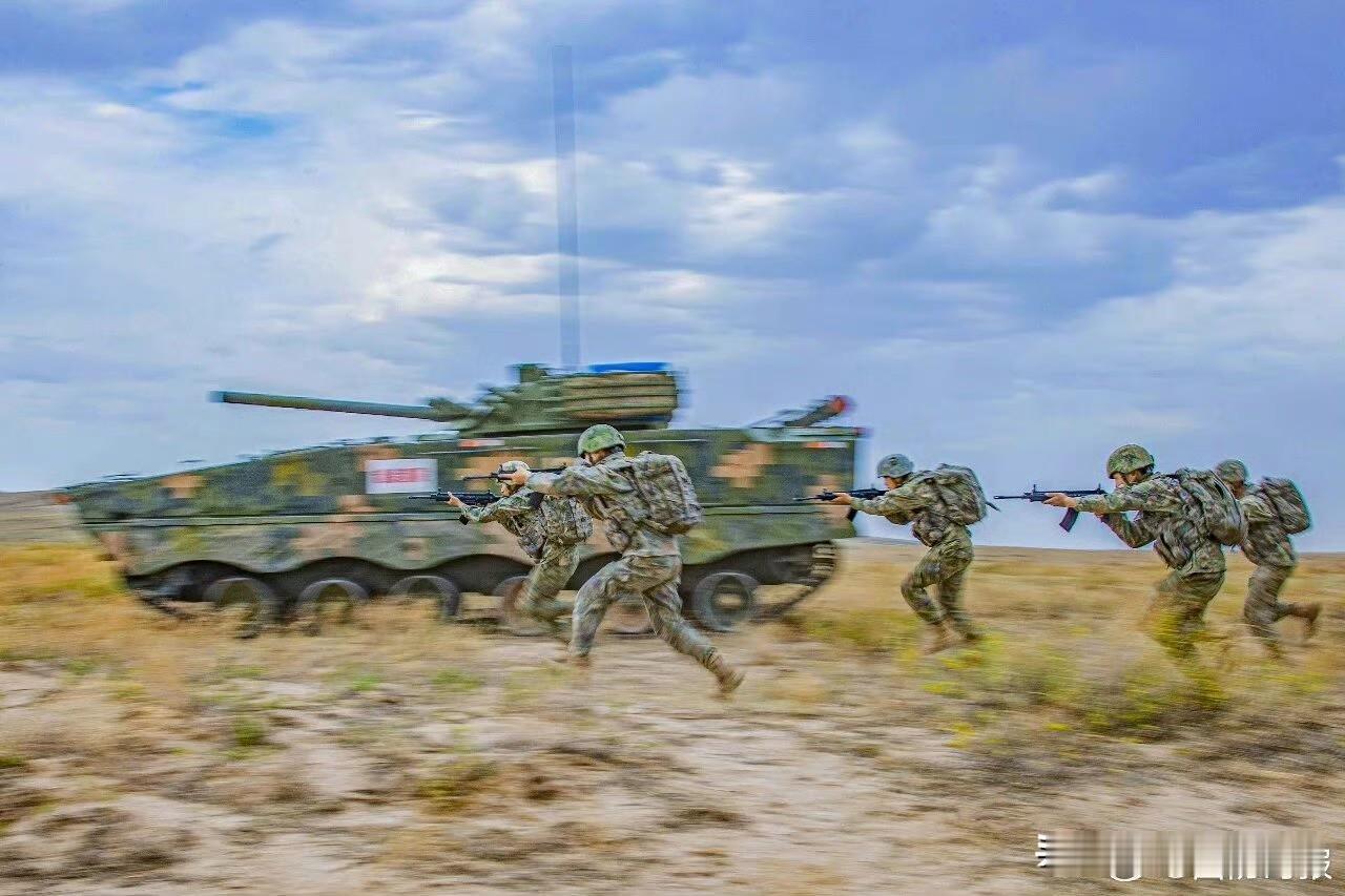 荒漠实兵协同演练，装甲步兵立体突击战力拉满
 
画面为履带式装甲输送车协同步兵班