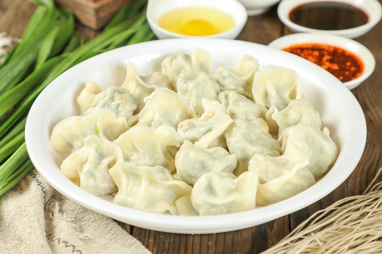 饺子（Chinese dumpling）   
我们常说，好吃不过饺子，可见中国