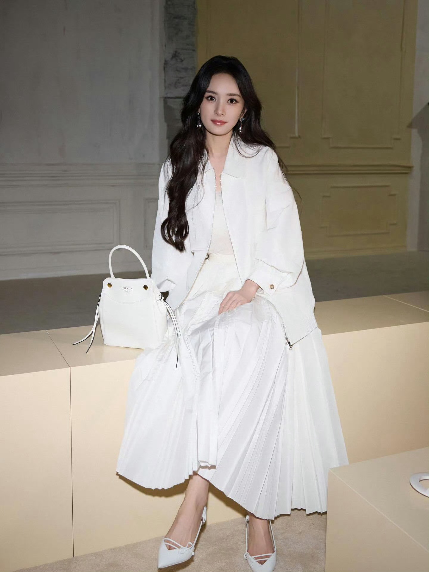 杨幂更新ins18宫格杨幂戴墨镜自拍好可爱