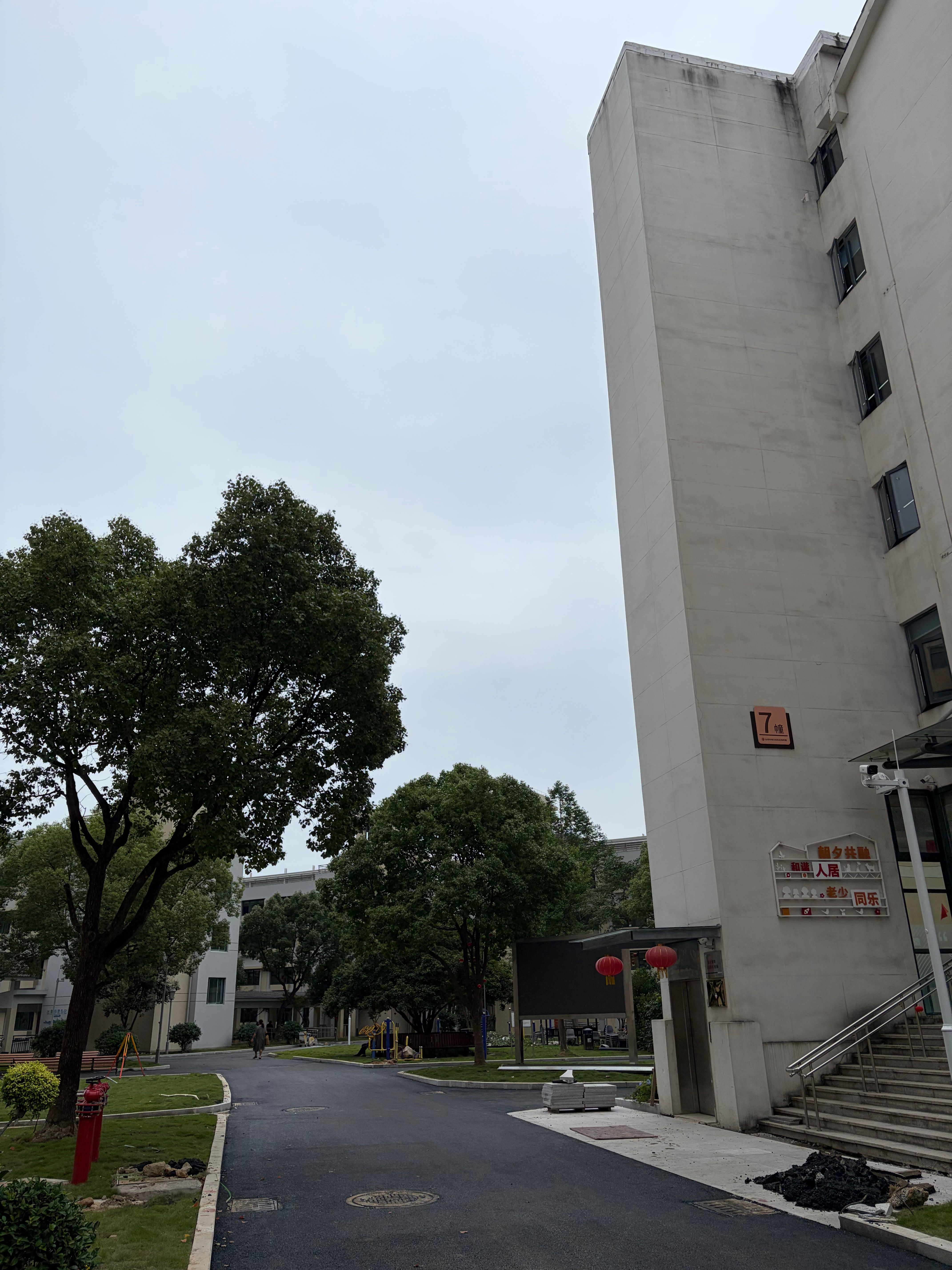 姊妹老爸爱打扮，不穿病号服，也不穿养老院的衣服，他给自己穿了一套运动篮球服，还用