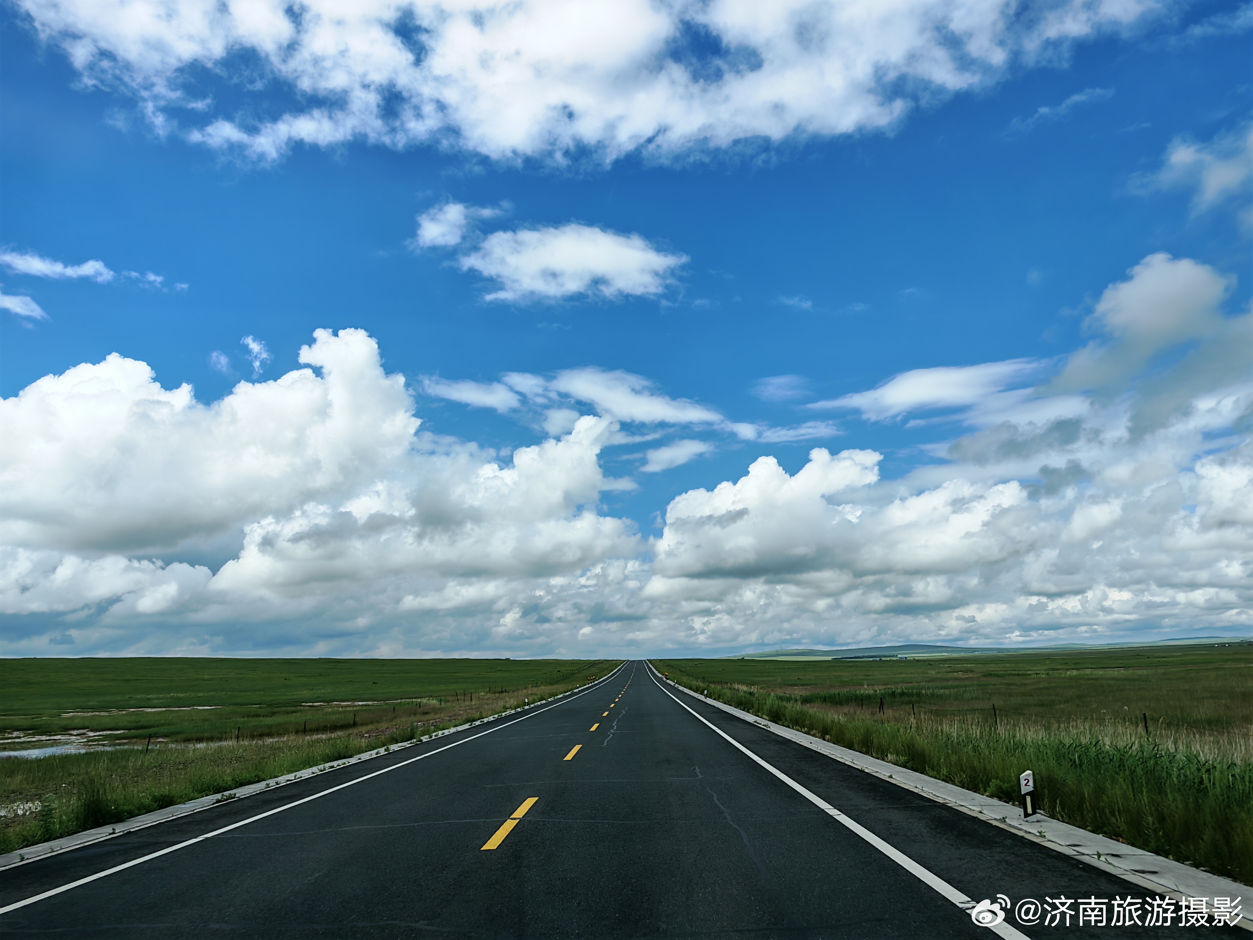 一张图证明我来过这里草原公路，还不到旅游旺季，但今年雨水大，草长得挺好了，趁现在
