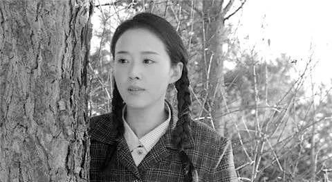 1978年，女知青李明娅抛下丈夫和女儿返城。返城前夜，她解开衣扣说道：“宝才哥，