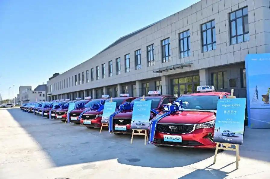 2025年10月21日，大庆顺利举办吉利醇氢电动轿车百台交付仪式。这一举措标志着