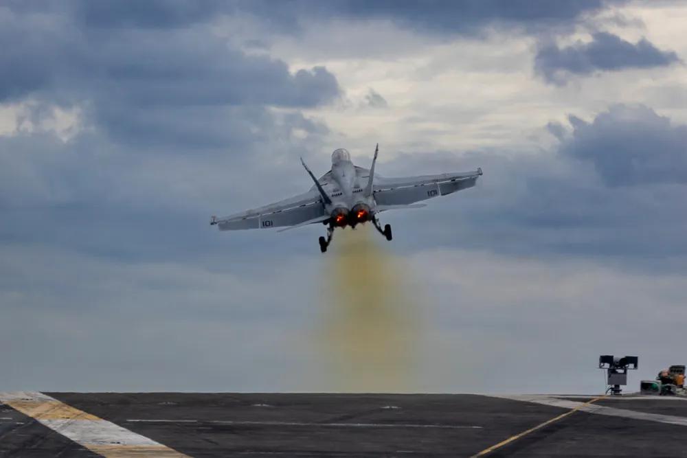 中国航母与美国相比，没有差距，只有熟练度。
2026年1月4日，南海，一架隶属于