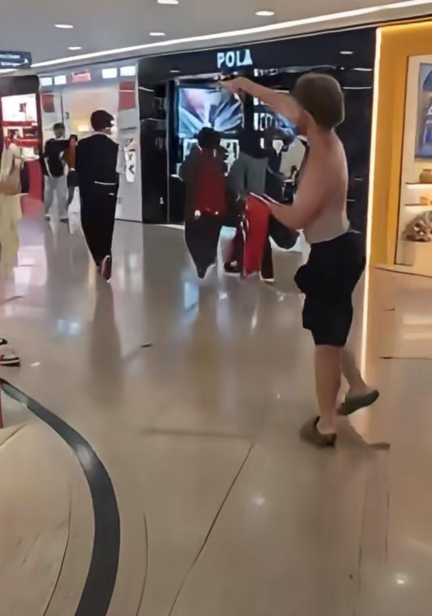 香港果然一个包容性很强的国际大城市！
就佩服香港同胞们的包容与友好，也难怪，被殖