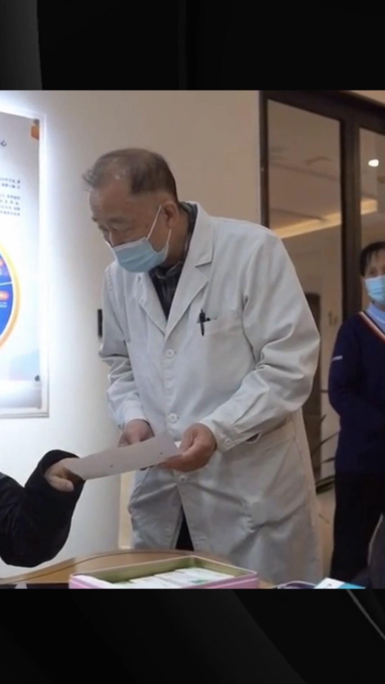 平凡岗位中的感人瞬间在平凡坚守的岗位上，他们或用无声的奉献、辛勤的汗水、默默的付